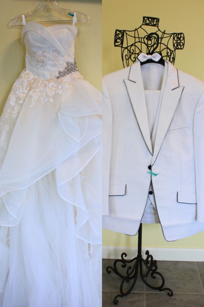 ウェディングドレスとタキシード