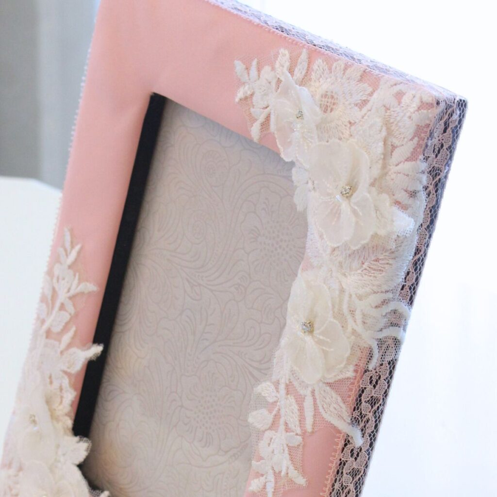 写真立てを横から見た写真