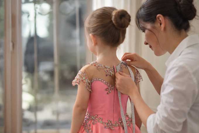 スケート衣装を試着しているところ