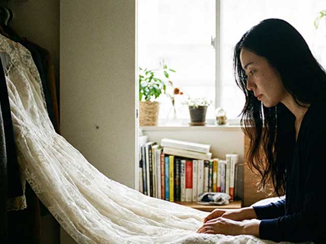 ドレスを見て悩む女性