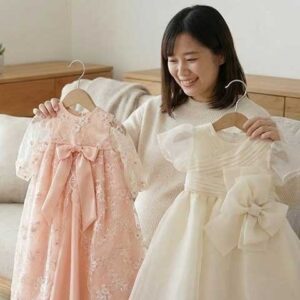 赤ちゃんのためのドレスを考えている女性