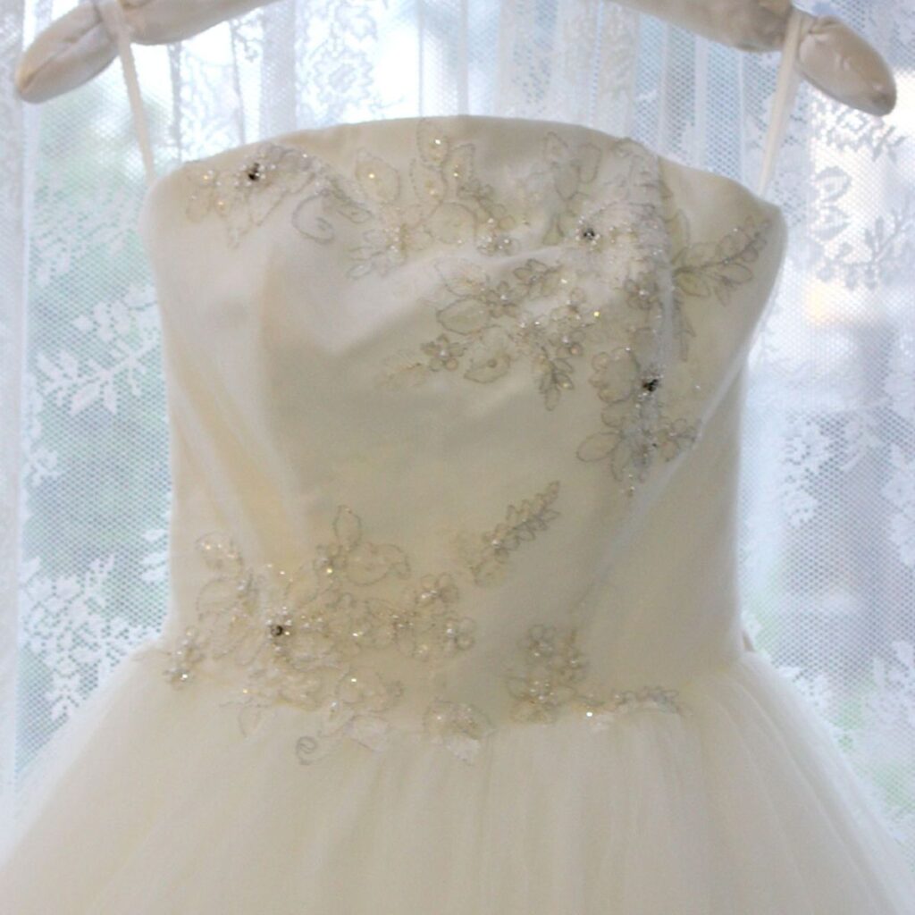 胸元の銀糸の刺繍とクリスタルビジューがエレガントなドレス